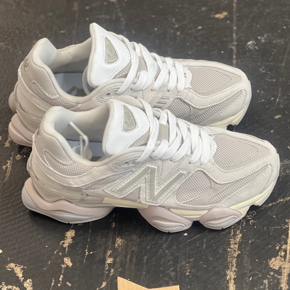 (WOMEN’S) New Balance 9060 Grey Beige - Picture 5 of 8